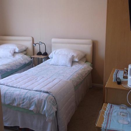 Tremains Guest House Bridgend  Δωμάτιο φωτογραφία