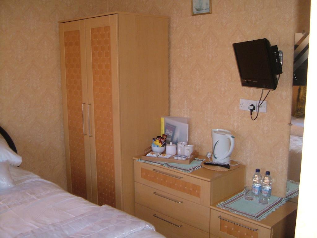 Tremains Guest House Bridgend  Δωμάτιο φωτογραφία