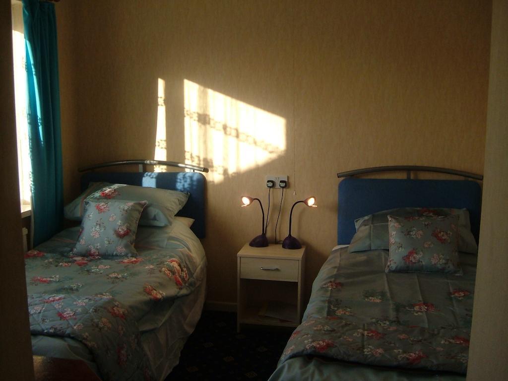 Tremains Guest House Bridgend  Δωμάτιο φωτογραφία