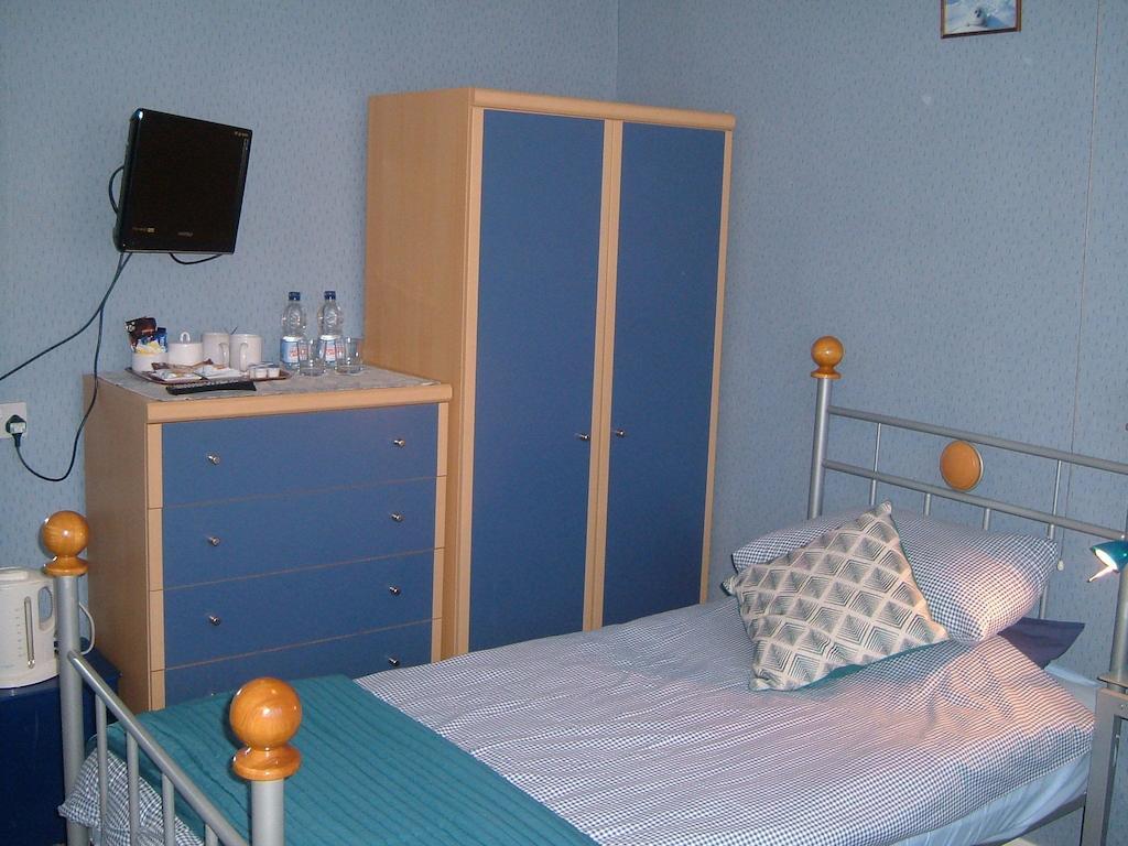 Tremains Guest House Bridgend  Δωμάτιο φωτογραφία