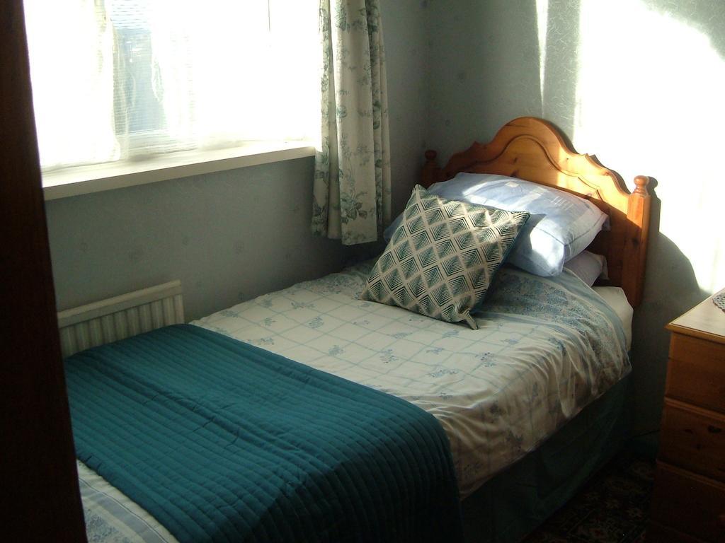 Tremains Guest House Bridgend  Δωμάτιο φωτογραφία