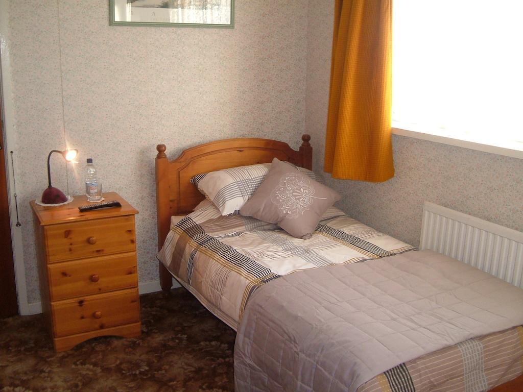 Tremains Guest House Bridgend  Δωμάτιο φωτογραφία