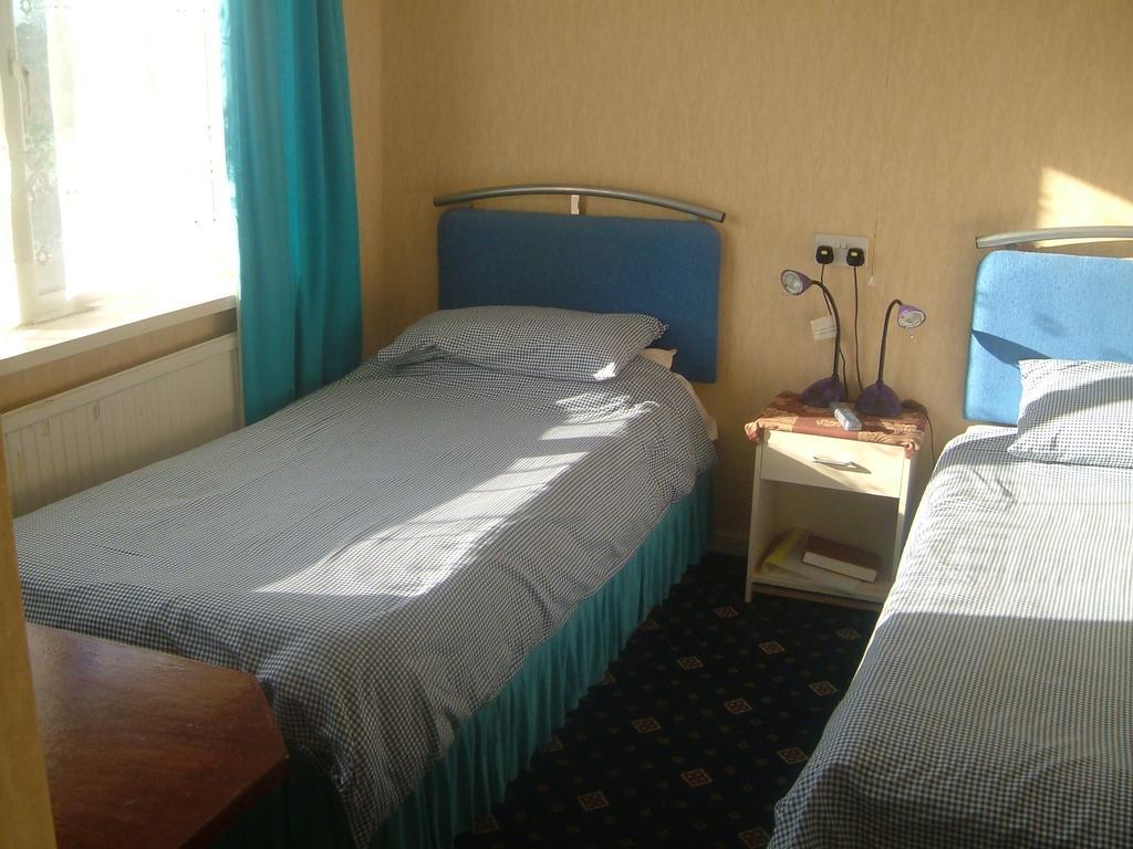 Tremains Guest House Bridgend  Δωμάτιο φωτογραφία