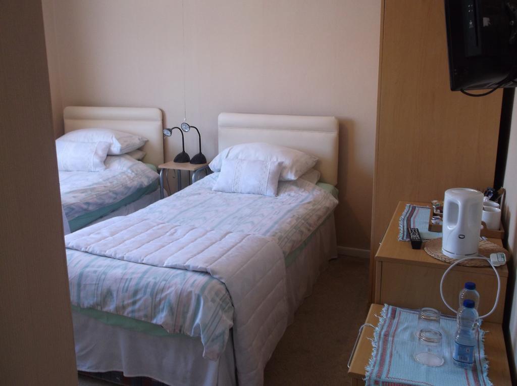 Tremains Guest House Bridgend  Δωμάτιο φωτογραφία