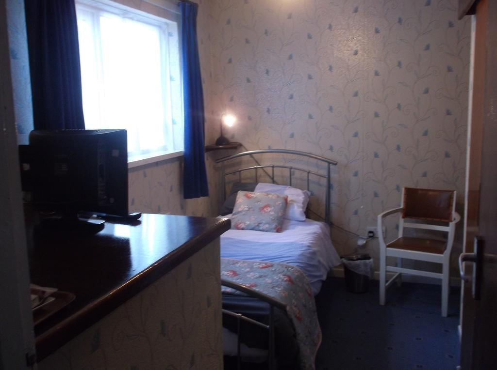 Tremains Guest House Bridgend  Δωμάτιο φωτογραφία